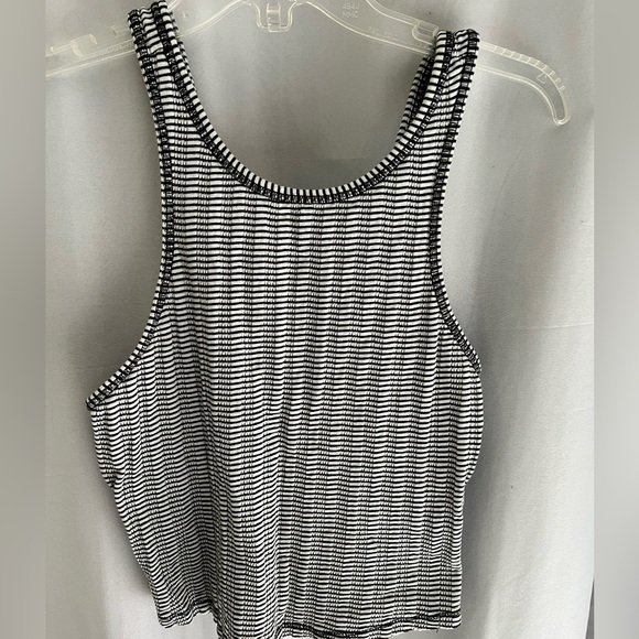 Textured Crop Tank - Picture 3 of 6